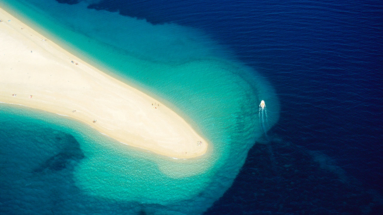 Teplota vody na pláži Zlatni rat, ostrov Brač, Chorvatsko