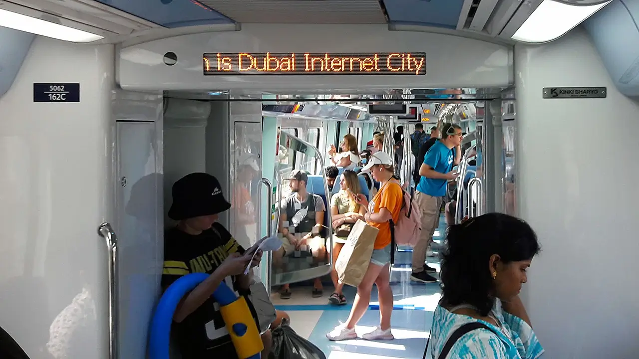 Regular vagón metra v Dubaji