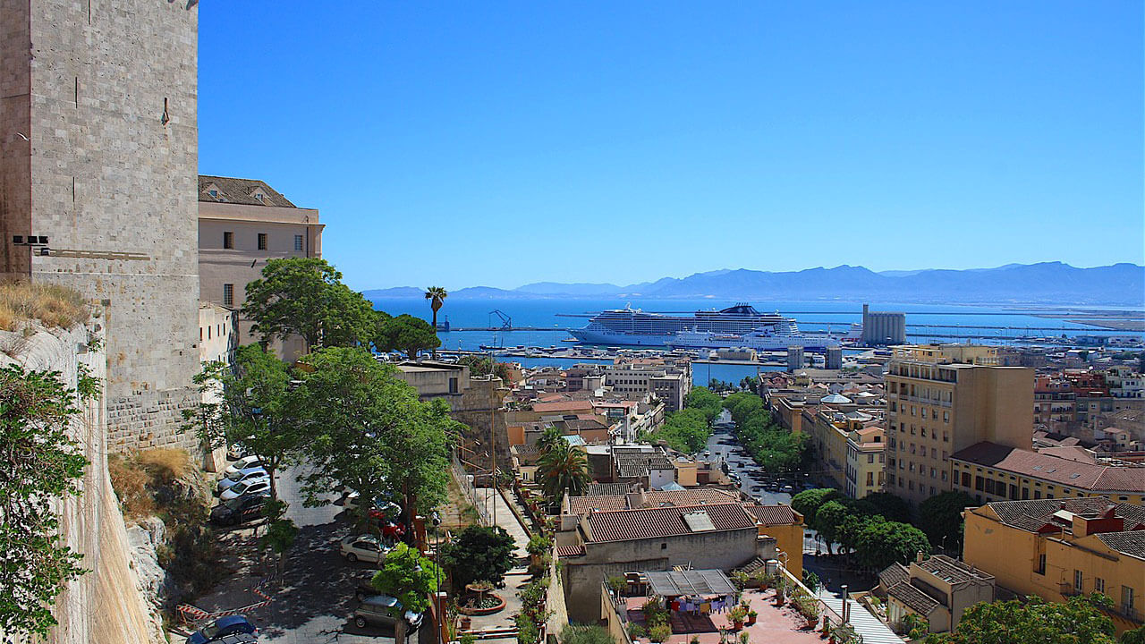 Pohled na hlavní město Sardinie, Cagliari
