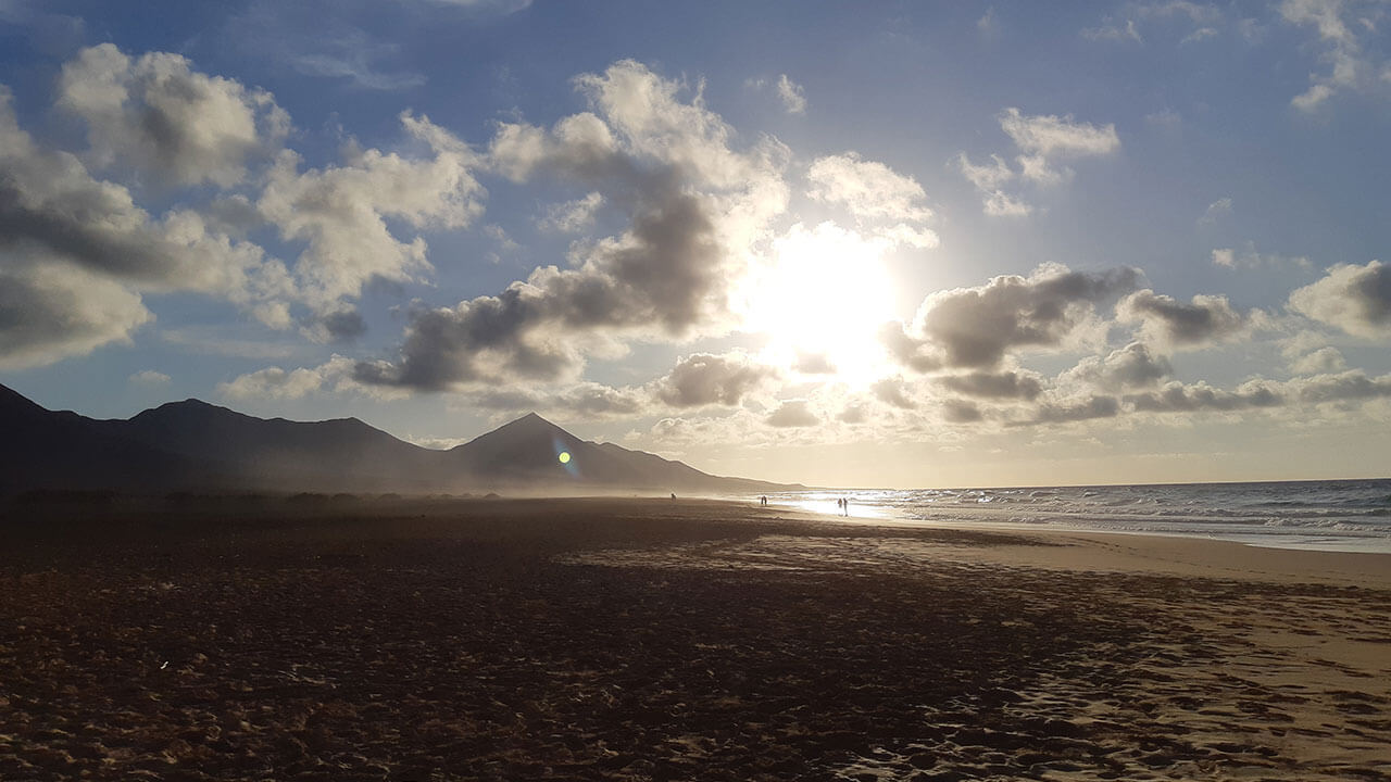 Západ slunce nad pláží na Fuerteventuře