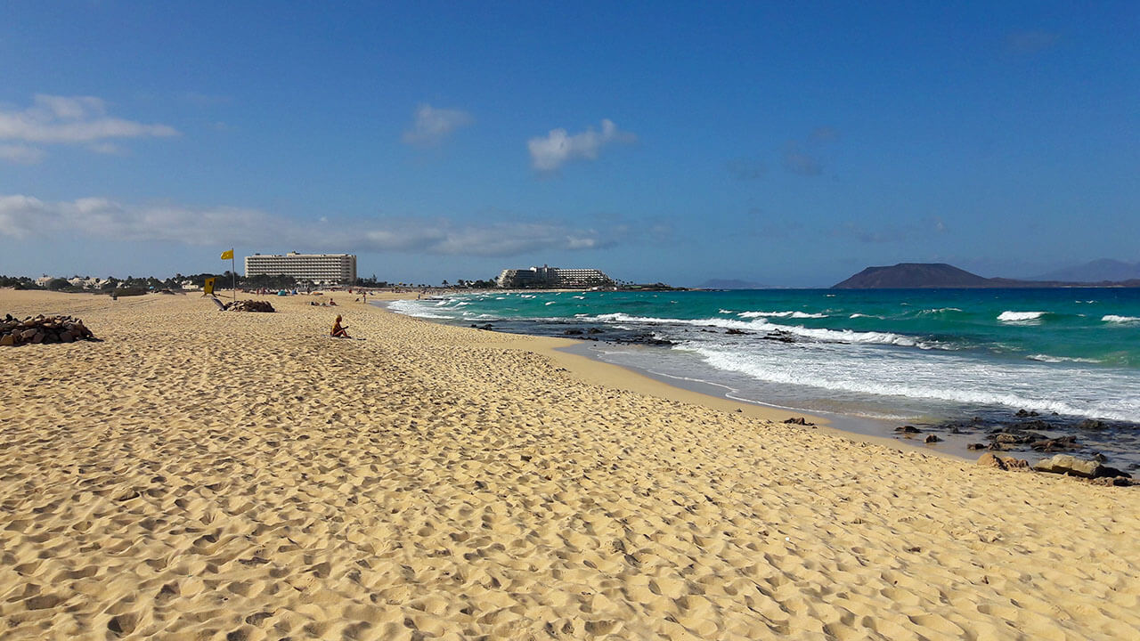 Pohled na pláže u Carralejo, Fuerteventura